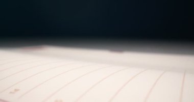 Kırmızı yer imi olan bir dizüstü bilgisayarın detaylı yakın çekim yayılımı