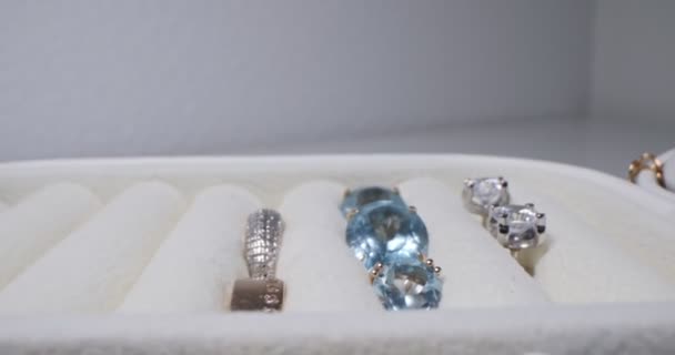 Gedetailleerde extreme close-up. sieraden in een moderne leren doos — Stockvideo