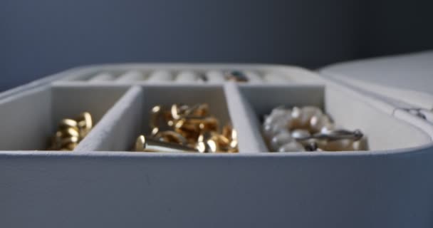 Λεπτομερείς ακραίες γκρο πλαν. κοσμήματα σε ένα μοντέρνο δερμάτινο κουτί — Αρχείο Βίντεο