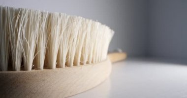 Kuru masaj fırçasının saplı detaylı yakın çekimi