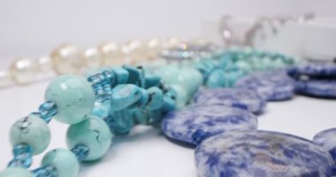 Mücevher kutusunda değerli ve yarı değerli taşlar olan detaylı, son derece yakın plan mücevherler.