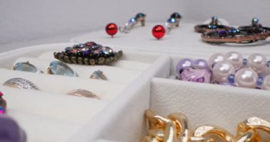 Mücevher kutusunda değerli ve yarı değerli taşlar olan detaylı, son derece yakın plan mücevherler.