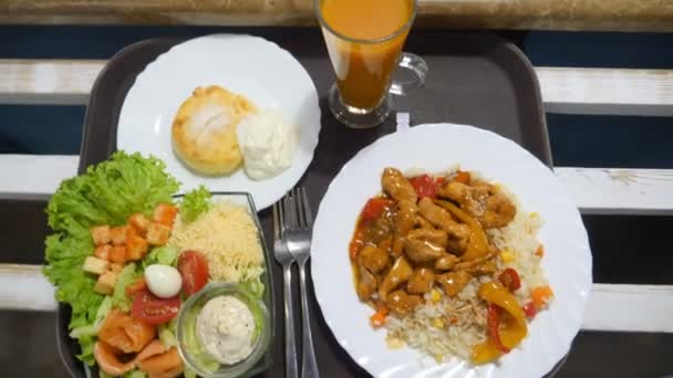 Close-up. alguém carrega comida em uma bandeja em um restaurante self-service — Vídeo de Stock