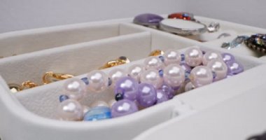 Mücevher kutusunda değerli ve yarı değerli taşlar olan detaylı, son derece yakın plan mücevherler.