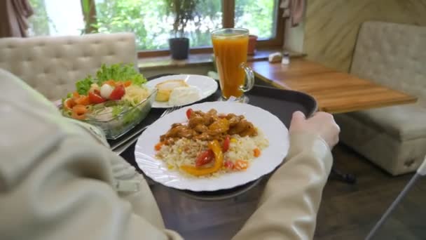 Detailní záběr. někdo nosí jídlo na podnose v samoobslužné restauraci — Stock video