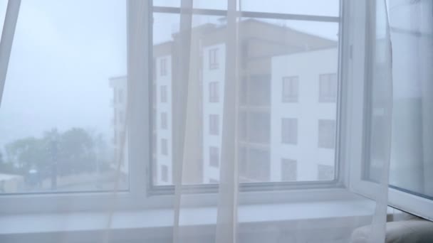 Cortinas transparentes en movimiento en la ventana en un día lluvioso — Vídeos de Stock