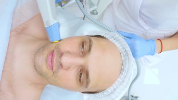 美容师接受五金美容手术时的男性面部特写超声波热释法 — 图库视频影像