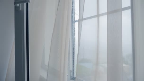 Transparante gordijnen voor het raam op een regenachtige dag — Stockvideo