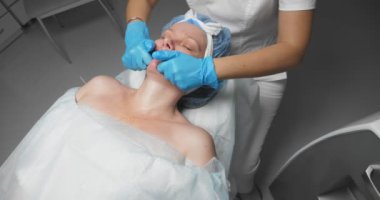 Yüz masajı. Güzellik muayenehanesindeki prosedürdeki kadın.