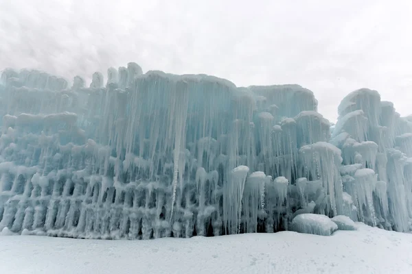 半透明の青い氷の城 — ストック写真