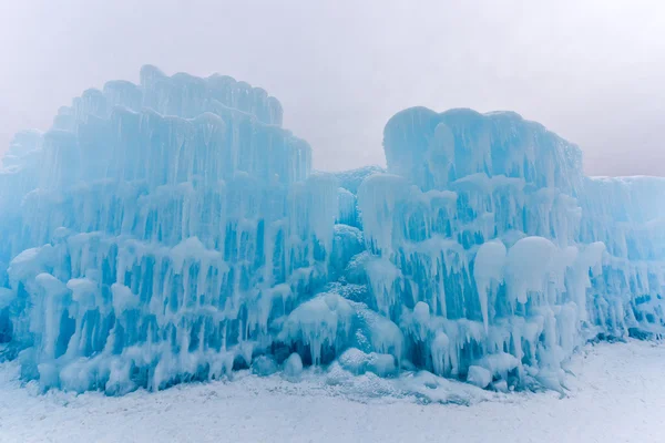 Château de glace bleu translucide — Photo