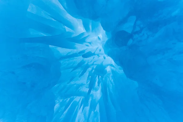 Doorschijnend blauw ijs kasteel — Stockfoto