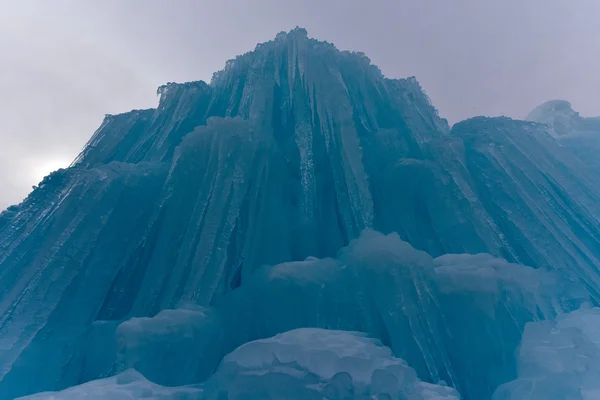 Castillo de hielo azul translúcido —  Fotos de Stock
