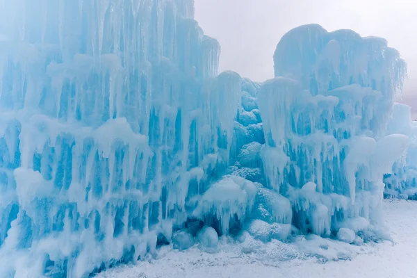 Château de glace bleu translucide — Photo