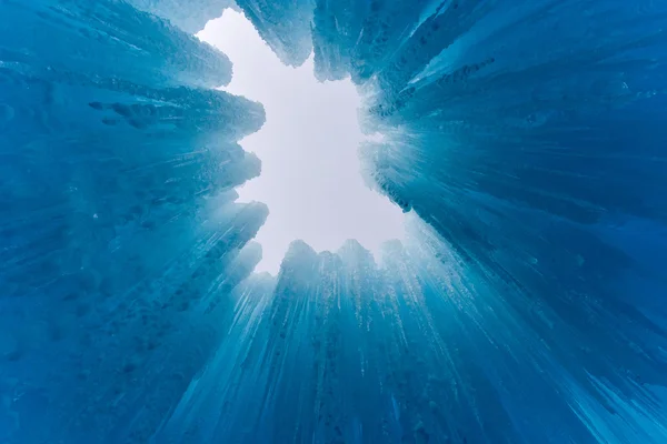 Genomskinlig blå Ice Castle — Stockfoto