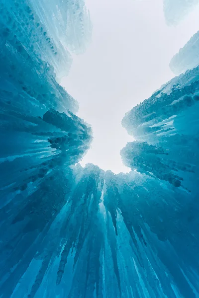 Genomskinlig blå Ice Castle — Stockfoto