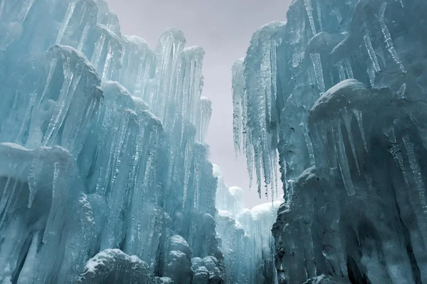 Genomskinlig blå Ice Castle — Stockfoto