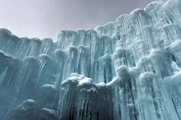 Genomskinlig blå Ice Castle — Stockfoto