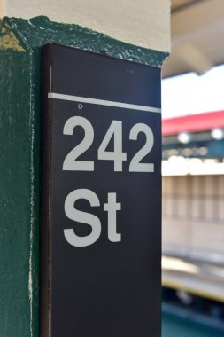 242 sokak istasyonu - Nyc metro
