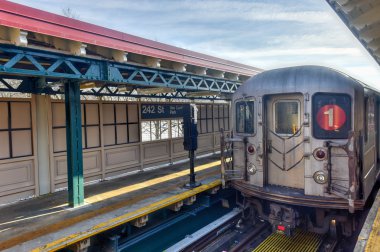 242 sokak istasyonu - Nyc metro