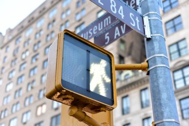 Müze caddesine boyunca sokak işaretleri