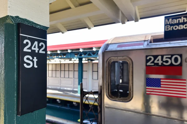 242 street Station - metra Nyc — Zdjęcie stockowe