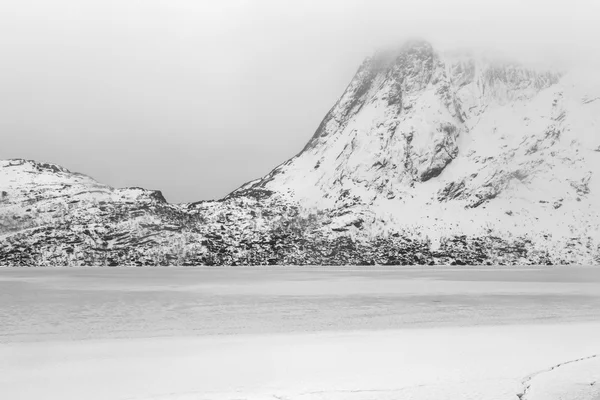 Storvatnet Lake - Lofoten öarna, Norge — Stockfoto