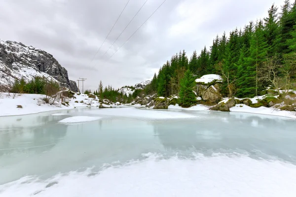 Storvatnet Lake - Lofoten eilanden, Noorwegen — Stockfoto