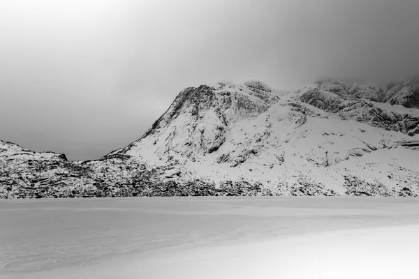 Lago Storvatnet - Islas Lofoten, Noruega — Foto de Stock