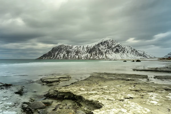 Пляж Скагсанден, Лофотенские острова, Норвегия — стоковое фото