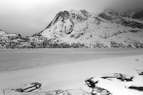 Storvatnet Lake - Lofoten Islands, Noruega — Fotografia de Stock