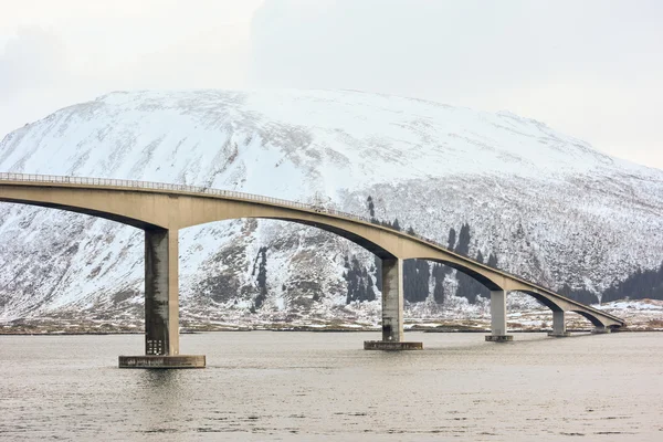 Gimsoystraumen Bridge, Лофотенские острова, Норвегия — стоковое фото