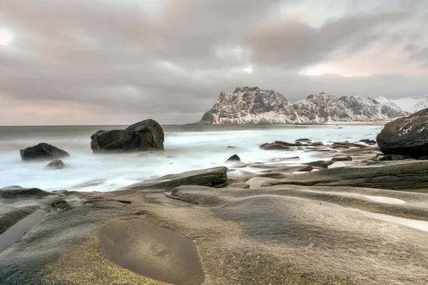 Playa de Utakleiv, Islas Lofoten, Noruega — Foto de Stock