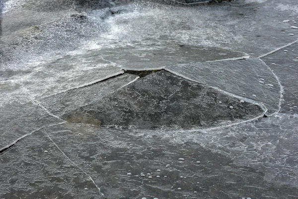 Rock Cracking Ice, เกาะโลโฟเทน, นอร์เวย์ — ภาพถ่ายสต็อก