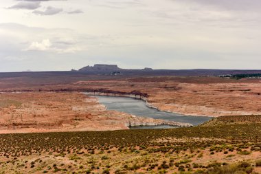 Glen Canyon Barajı üzerinden Lake Powell