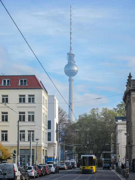 Berlin City Street com Torre de TV — Fotografia de Stock