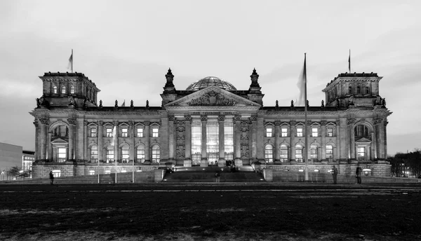 Duitse Reichstag in de schemering — Stockfoto