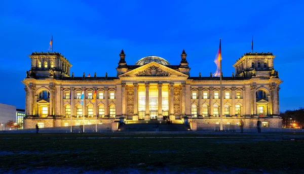 Německého Reichstagu za soumraku — Stock fotografie