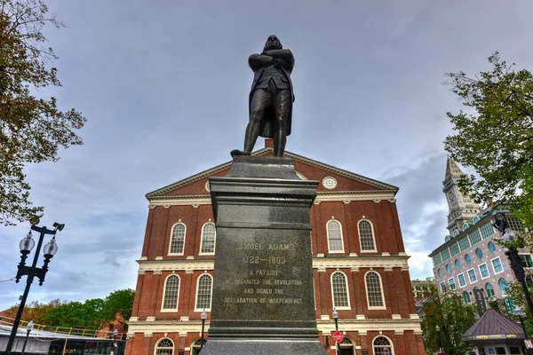 Faneuil Hall y Samuel Adams Monumento — Foto de Stock