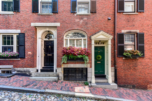 Acorn Street in Boston, Massachusetts. It is a narrow lane paved with cobblestones that was home to coachmen employed by families in Mt. Vernon and Chestnut Street mansions.