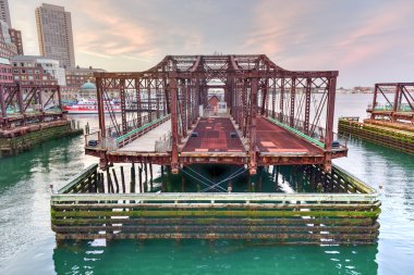 gün batımında Boston Limanı