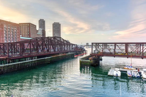 Boston harbor bij zonsondergang — Stockfoto