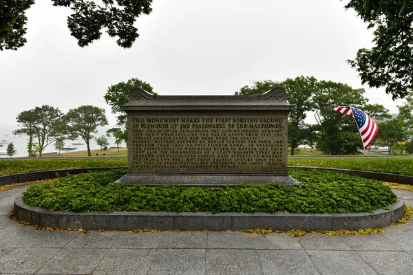 美国密歇根州普利茅斯 2020年7月3日 科尔山 Cole Hill 是一个国家历史地标 包含了1620年五月花朝圣者和普利茅斯岩石街对面的第一个公墓 — 图库照片