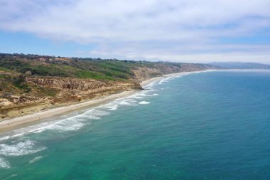 San Diego, Kaliforniya 'daki La Jolla Sahili ve Torrey Pines Pasifik Okyanusu boyunca havadan izleniyor..