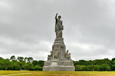 Plymouth, Massachusetts 'teki Atalarımızın Ulusal Anıtı, 1889' da Pilgrim Cemiyeti tarafından dikildi.
