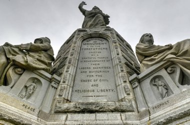 Plymouth, Massachusetts 'teki Atalarımızın Ulusal Anıtı, 1889' da Pilgrim Cemiyeti tarafından dikildi.