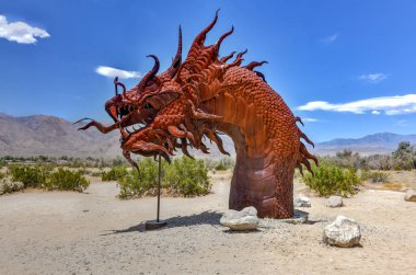 Borrego Baharı, CA - 12 Temmuz 2020: Anza-Borrego Çölü Eyalet Parkı yakınlarındaki efsanevi bir yılanın açık hava metal heykeli.