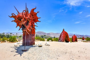 Borrego Baharı, CA - 12 Temmuz 2020: Anza-Borrego Çölü Eyalet Parkı yakınlarındaki efsanevi bir yılanın açık hava metal heykeli.