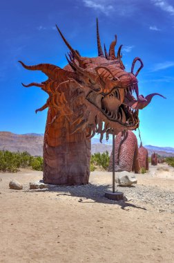 Borrego Baharı, CA - 12 Temmuz 2020: Anza-Borrego Çölü Eyalet Parkı yakınlarındaki efsanevi bir yılanın açık hava metal heykeli.
