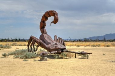 Borrego Baharı, CA - 12 Temmuz 2020: Anza-Borrego Çölü Eyalet Parkı yakınlarında bir akrebin açık hava metal heykeli.